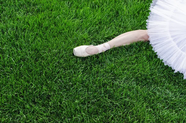Close Leg Ballerina Pointe Shoes Ballerina Sitting Grass Nature Space — Stock Photo, Image