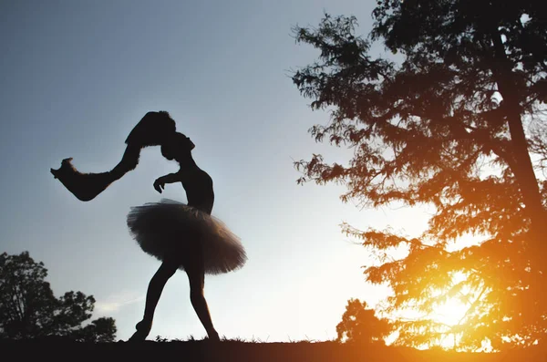 Silhouette Bella Ballerina Posa Nella Natura Tramonto Con Sciarpa Mano — Foto Stock