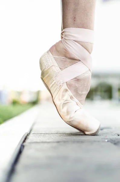 Stäng Upp Till Fot Unga Ballerina Poserar Gatan Pointe Skor — Stockfoto