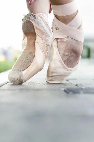 Vertikal Bild Fötter Unga Ballerina Poserar Gatan Pointe Skor Utrymme — Stockfoto