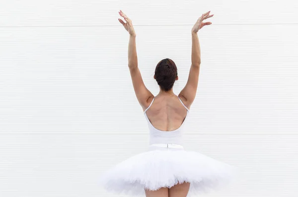 Hermosa Mujer Bailarina Ballet Vista Trasera Sobre Fondo Blanco —  Fotos de Stock