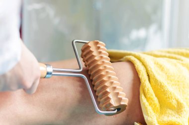 Maderotherapy anticellulite Masaj yakın çekim.
