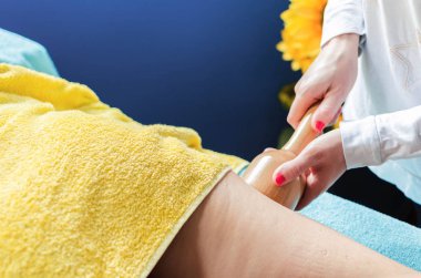 Maderotherapy vakum ekipmanları ile anticellulite masaj yapıyor masör yakın çekim.