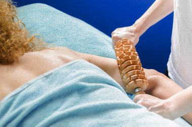 Maderotherapy amrs tedavi ahşap oklava ile yakın çekim.