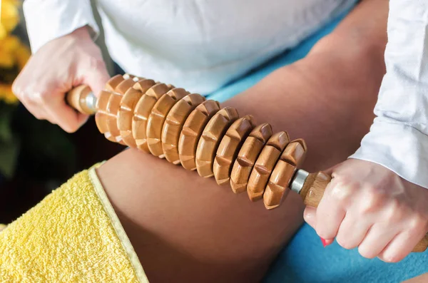 Nahaufnahme Einer Frau Bei Einer Maderotherapie Massage Schönheitssalon — Stockfoto