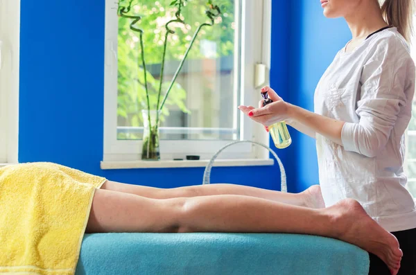 Jonge Mooie Masseur Lotion Room Zetten Klaar Voor Massagebehandeling — Stockfoto