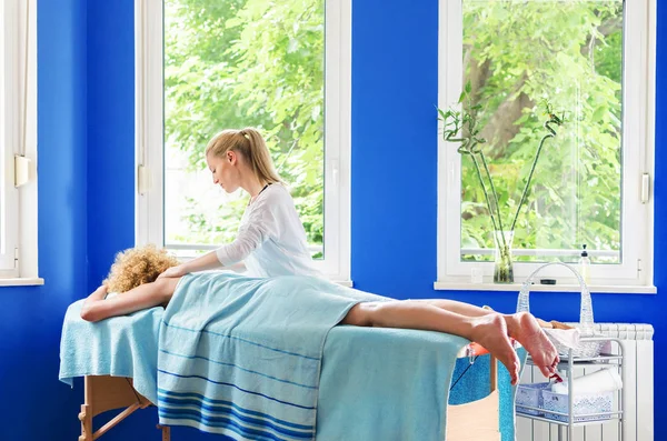 Pacient Vârstă Culcat Masa Spa Salonul Spa Frumusețe Masaj Umerilor — Fotografie, imagine de stoc