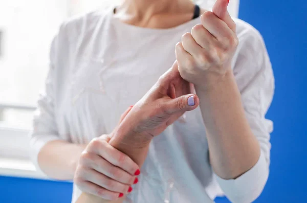 Close Masseur Giving Hand Fingers Massage Beauty Salon — Stock Photo, Image