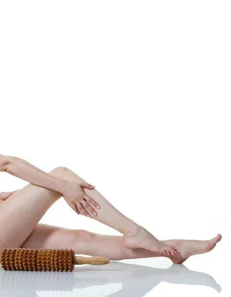 年轻女子腿垂直图像 白色背景与 Maderotherapy 设备隔离 文本空间 — 图库照片