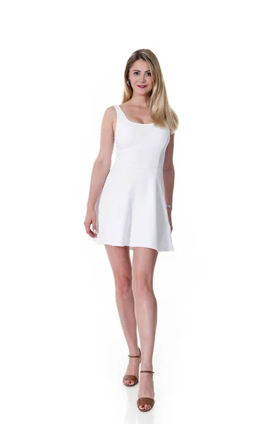Krásná Mladá Blond Žena Nosí Bílé Mini Šaty Izolovaných Bílém — Stock fotografie