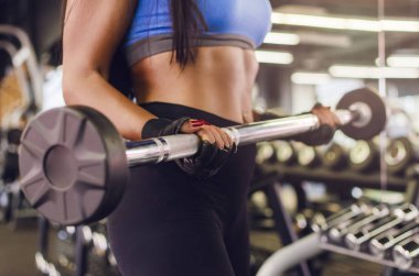 Genç kadının pazı bir spor salonunda egzersiz yapması görüntü kırpılmış.