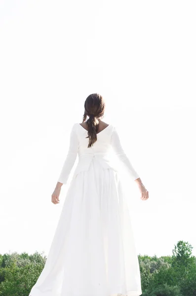 Uzun Beyaz Elbise Giyen Doğada Duran Genç Kadın Görüntüsünü — Stok fotoğraf