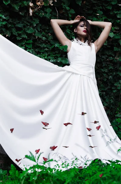 Красива Молода Модель Позує Надворі Довгій Білій Сукні — стокове фото