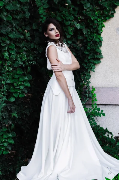 Κάθετη Εικόνα Της Όμορφο Νεαρό Μοντέλο Μακρύ Άσπρο Φόρεμα — Φωτογραφία Αρχείου