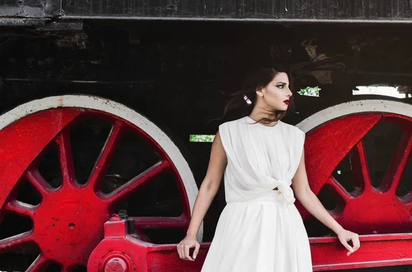 Retrato Hermosa Joven Modelo Vestido Blanco Posando Lado Del Ferrocarril — Foto de Stock