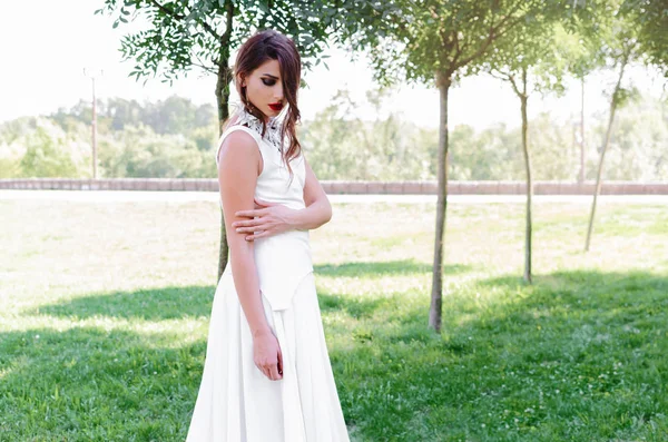 Retrato Jovem Mulher Bonita Vestido Branco Posando Fora — Fotografia de Stock