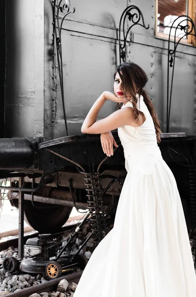 Hermoso Modo Joven Vestido Blanco Largo Posando Junto Locomotora Del — Foto de Stock