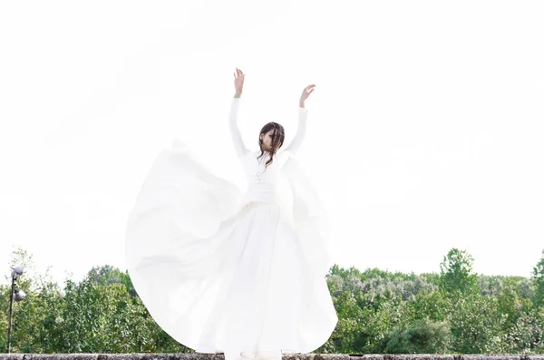 Bella Giovane Donna Posa Sul Vento Natura Abito Lungo Bianco — Foto Stock