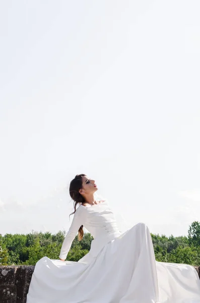 Bella Giovane Donna Godendo Natura Indossando Lungo Vestito Bianco — Foto Stock