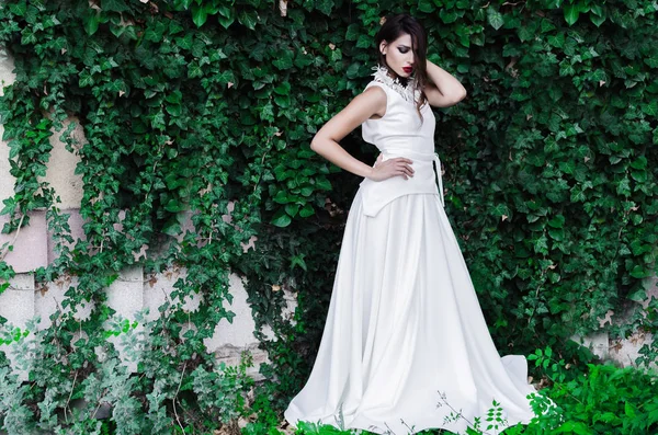 Model Muda Yang Cantik Berpose Luar Dalam Gaun Putih Panjang — Stok Foto