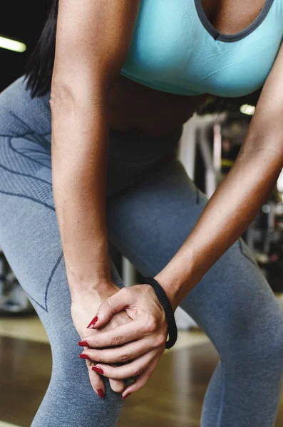 Çekici kadın onu diz tutan spor salonunda resim kırpılmış.