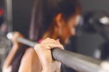 Genç kadının yapması ile halter salonunda ağız kavgası.