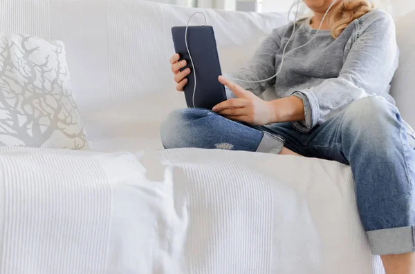 Imaginea Decupată Unei Femei Adulte Care Stă Canapea Uită Tabletă — Fotografie, imagine de stoc