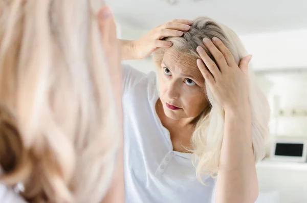 Senior Schöne Frau Jubelt Für Graue Haare Vor Dem Spiegel — Stockfoto