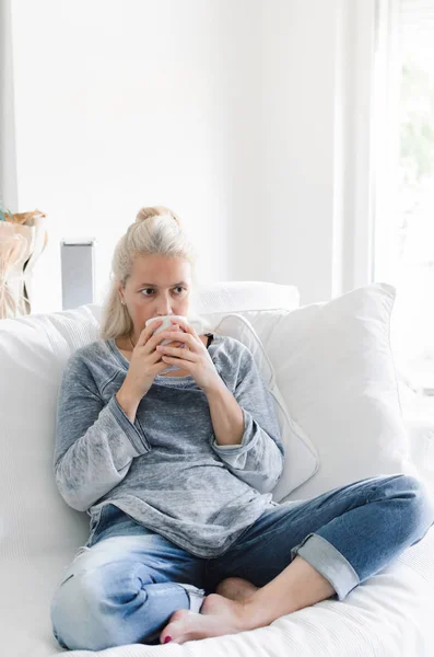 Erwachsene Frau Sitzt Auf Sofa Wohnzimmer Mit Tasse Der Hand — Stockfoto