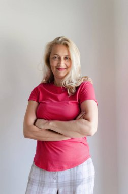 Güleryüzlü kendine güvenen kadın kıdemli portresi.