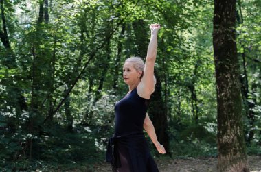 Sonra egzersiz germe kadın kıdemli portresi.