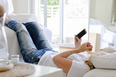 Üst düzey kadın yalan oturma odası zemininde, kastamonuda telefon.