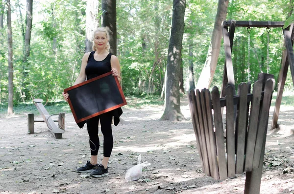 Retrato Mujer Mayor Pie Parque Con Grandes Pizarras Vacías Manos — Foto de Stock