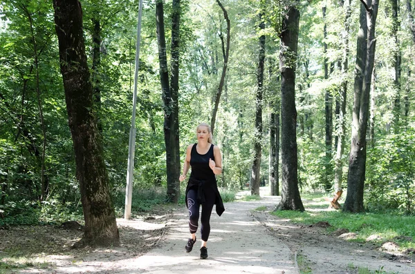 Retrato Una Anciana Corriendo Por Parque Atractiva Mujer Madura Buscando — Foto de Stock