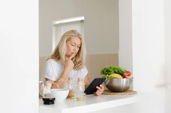 Mooie Senior Vrouw Met Behulp Van Een Digitaal Tablet Tijdens — Stockfoto