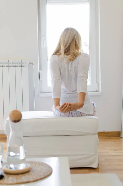 Vertikales Bild Einer Frau Die Sich Nach Dem Aufwachen Dehnt — Stockfoto