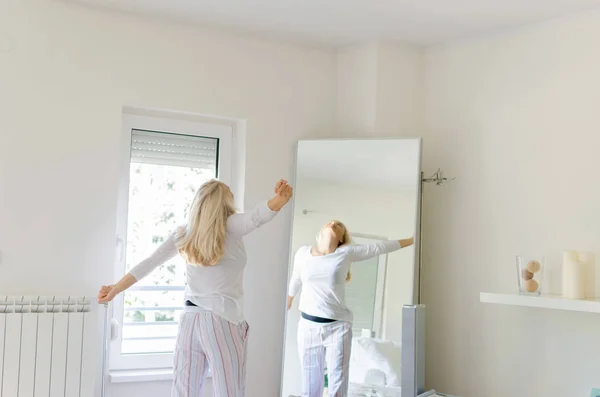 Porträtt Vackra Vuxen Kvinna Stretching Efter Uppvaknandet Morgonen — Stockfoto