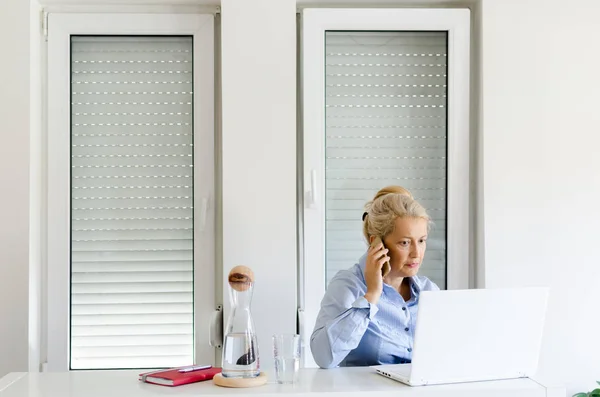 Старшая Красивая Женщина Работает Дома Ноутбуке Разговаривает Мобильному Телефону Пространство — стоковое фото