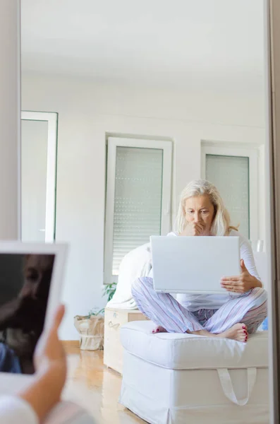 Donna Anziana Seduta Salotto Con Computer Portatile Mano Che Lavora — Foto Stock