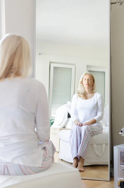 Mujer Mayor Meditando Delante Del Espejo — Foto de Stock