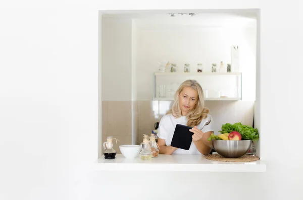 Vooraanzicht Van Senior Mooie Vrouw Zoek Naar Recepis Tablet Staan — Stockfoto