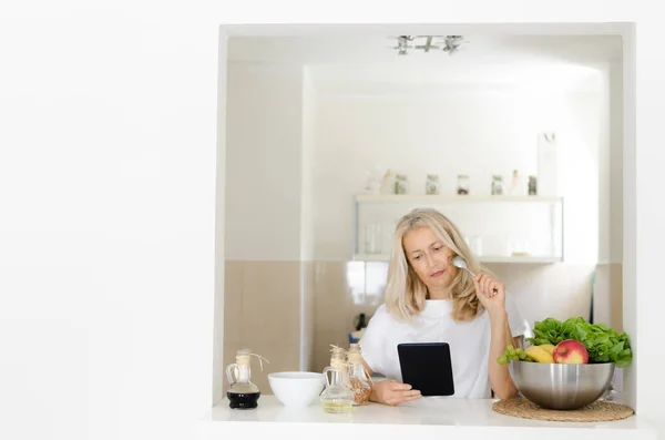 Vooraanzicht Van Senior Vrouw Zoek Naar Recepis Tablet Staan Keuken — Stockfoto