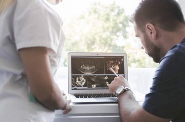Erkek diş hekimi diş röntgen Kliniği kadın Yardımcısı açıklama