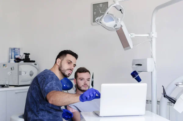 Zahnarzt Diskutiert Bericht Mit Junger Männlicher Patientin Klinik — Stockfoto