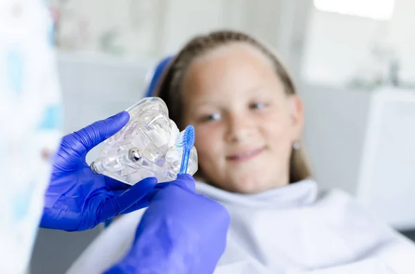 Dentista Insegnamento Ragazzo Felice Come Lavarsi Denti Nella Sedia Dentisti — Foto Stock