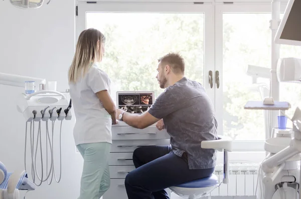 Zahnarzt Erklärt Assistentin Klinik Röntgenbild — Stockfoto