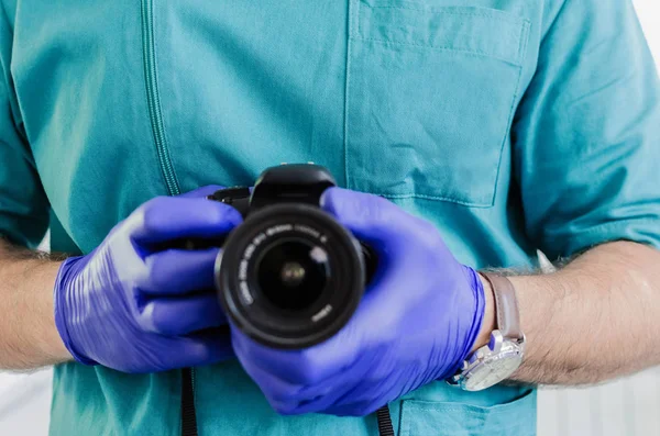 男性の歯科医が手でカメラを保持してイメージをトリミング — ストック写真