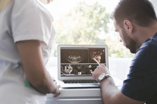 Odontólogo Masculino Explicando Radiografía Dental Asistente Femenina Clínica — Foto de Stock