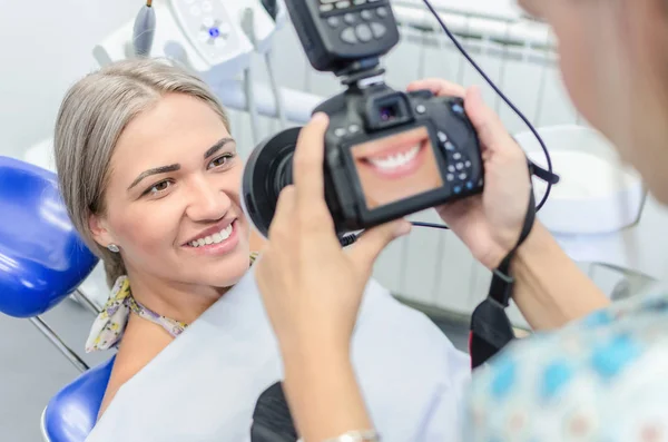 Smilling メスの患者の写真を撮る若い女性歯科医のクローズ アップ — ストック写真
