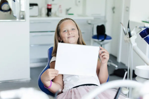 Ritratto Giovane Ragazza Sorridente Sdraiata Sulla Sedia Del Dentista Con — Foto Stock